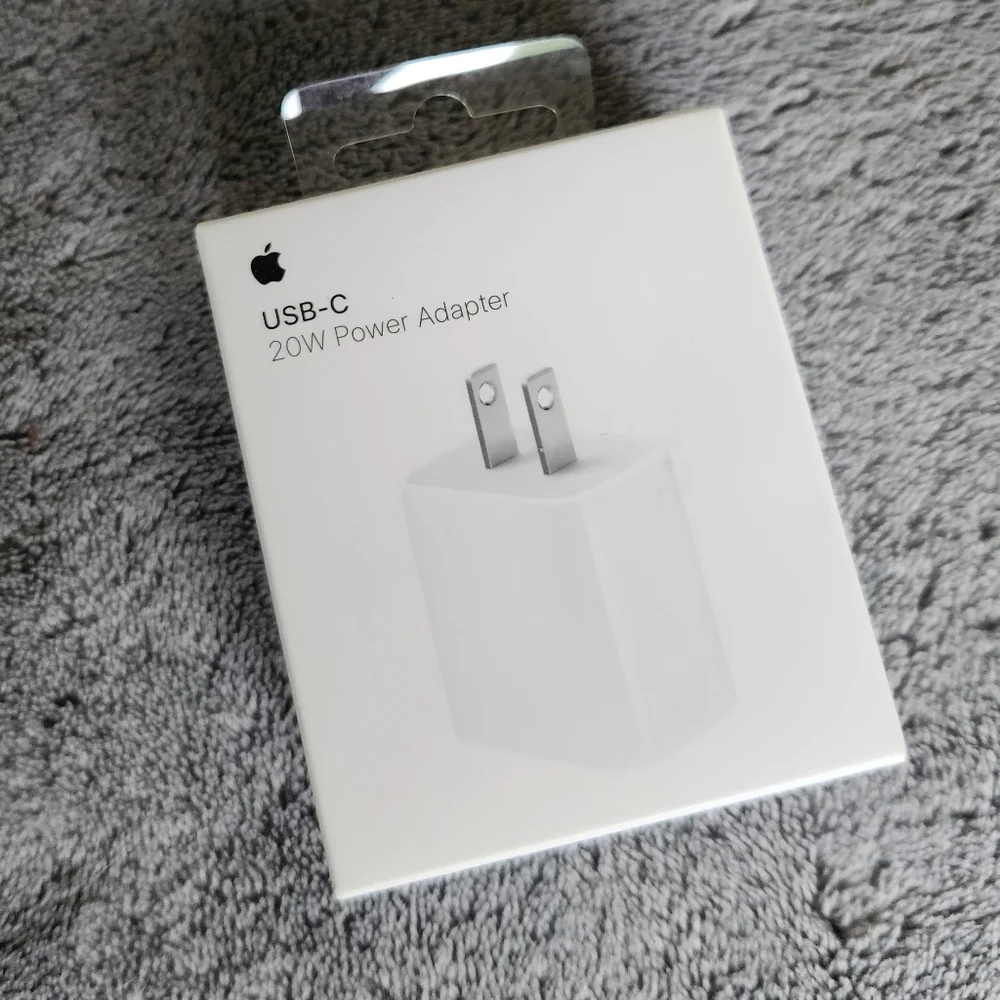 Apple 20W USB-C Charger in White NWT